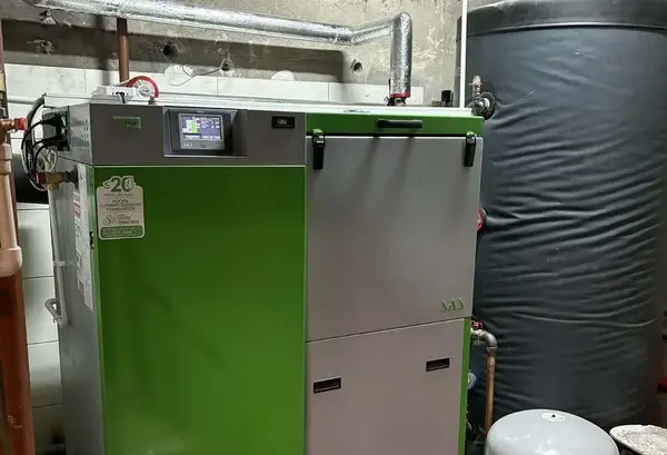 Kocioł na pellet zamiast węgla. Remiza strażacka w Tylce po termomodernizacji