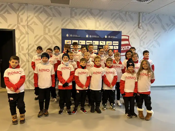 Młodzi zawodnicy Szkółki Piłkarskiej WATRA Białka Tatrzańska na ekstraklasowym meczu