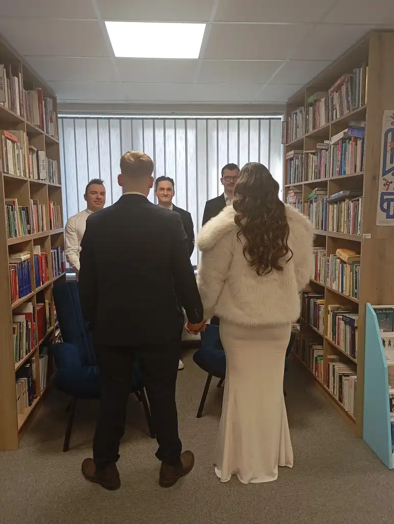 Powiedzieli sobie "Tak" wśród regałów. Młoda Para z Kościeliska wybrała niecodzienne miejsce na swoją uroczystość