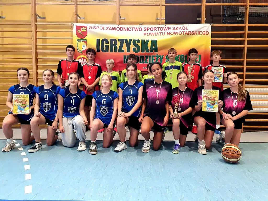 Sukces dziewcząt ze Szkoły Podstawowej w Maniowach w Powiatowych Igrzyskach