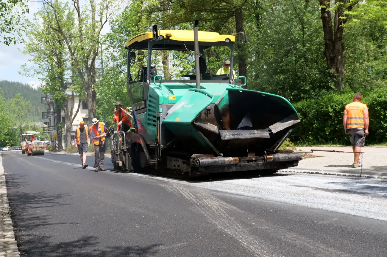 Drogowcy nie zwalniają tempa. Nowy asfalt na kolejnych ulicach w Zakopanem