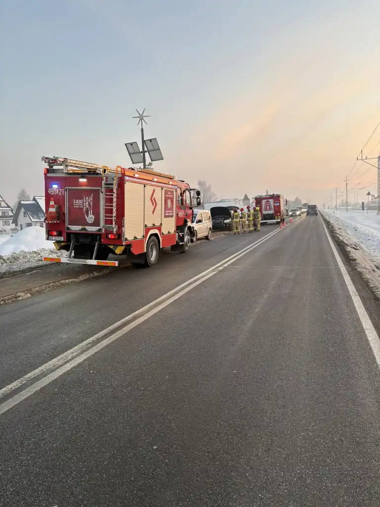 Dwa auta zderzyły się w Szaflarach, straż i policja na miejscu
