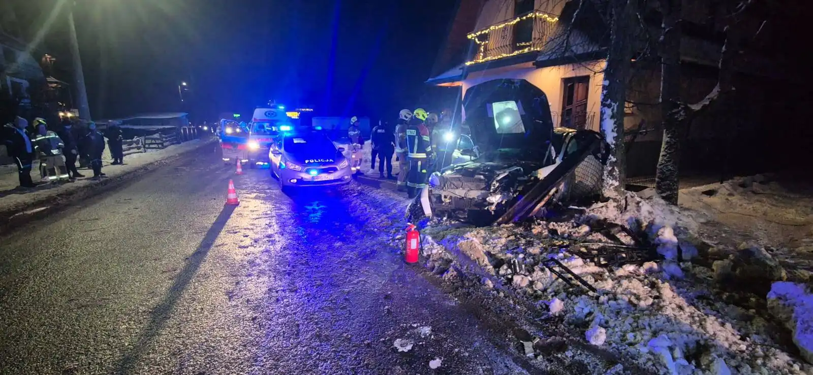 Suche: Samochód uderzył w drzewo. Trzy osoby poszkodowane