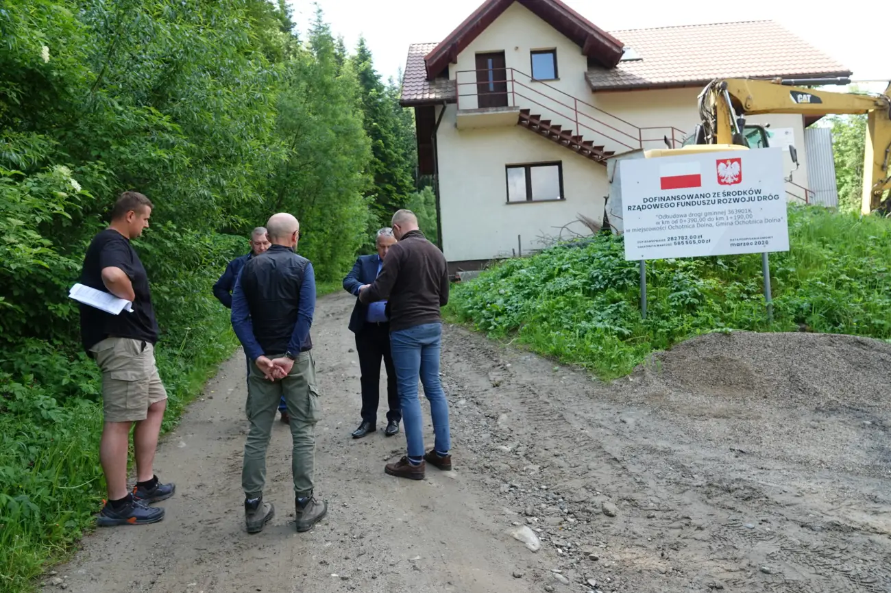 Ponad pół miliona złotych na drogę w Ochotnicy Dolnej, plac budowy już przekazany niebawem ruszają prace