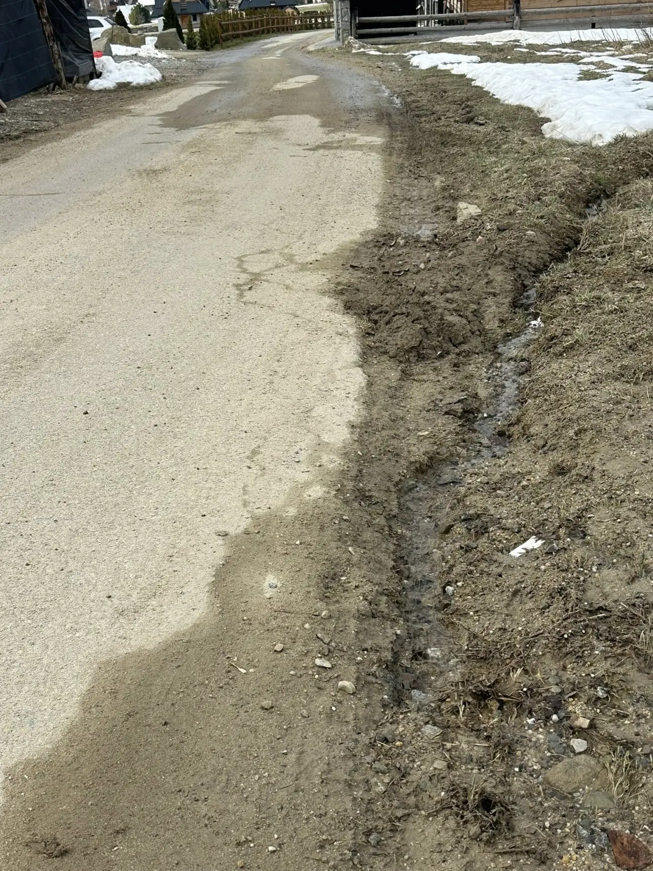 Woda z jacuzzi zalewa posesje i drogę w Kościelisku. Mieszkańcy zgłaszają problem, interweniuje Straż Gminna i radny