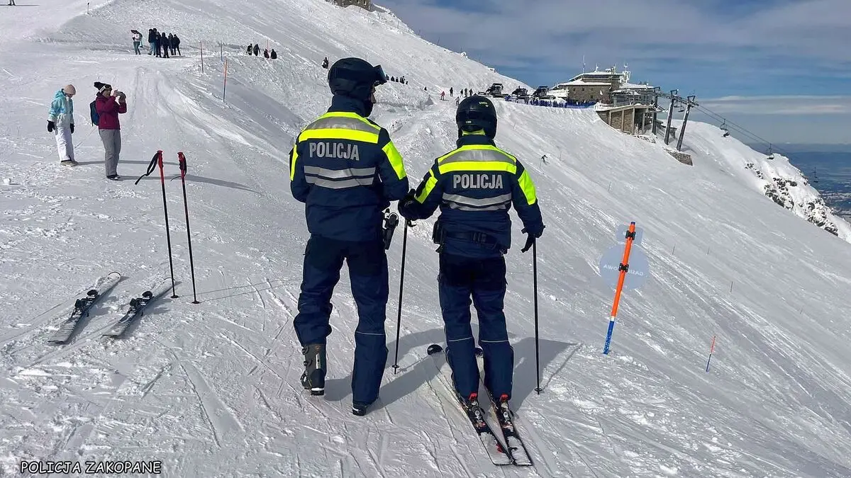 Policjanci na nartach odzyskali skradziony sprzęt. Złodziej zatrzymany