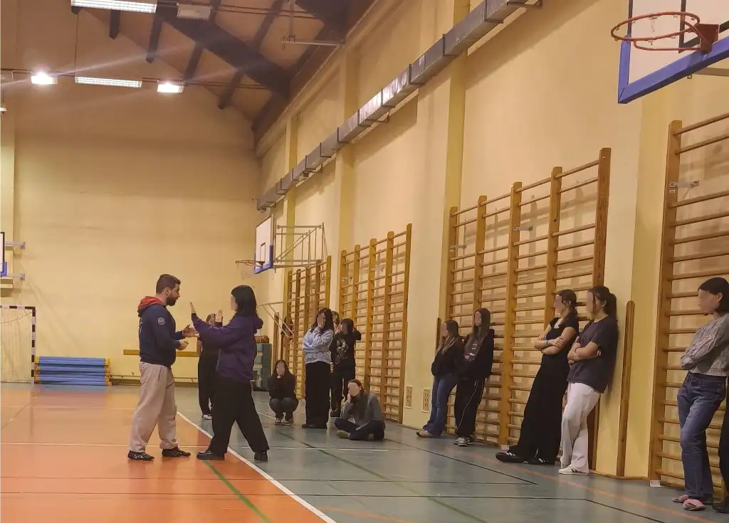 Samoobrona i świadomość sytuacyjna. Policja i trener szkolili uczennice zakopiańskiego "Kenara"