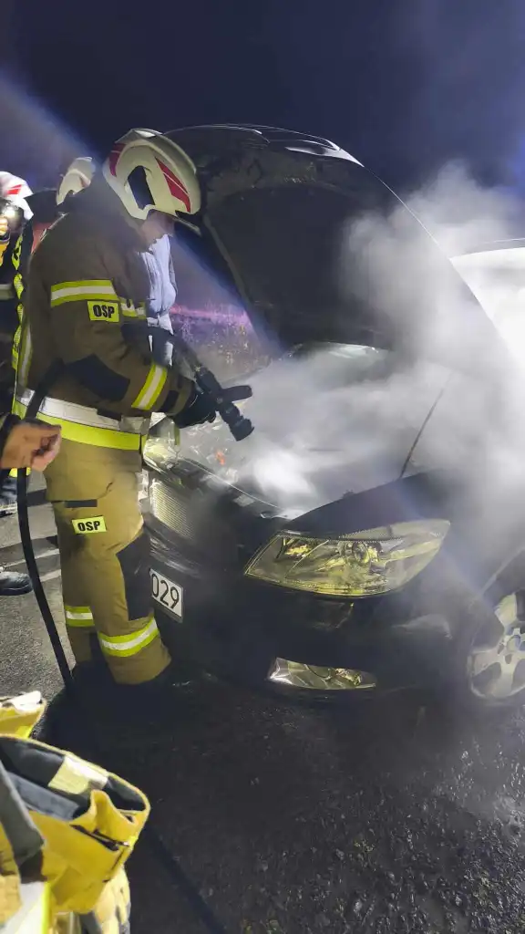 Pożar samochodu w Lipnicy Małej-Rajsztagu. Ogień pojawił się w komorze silnika