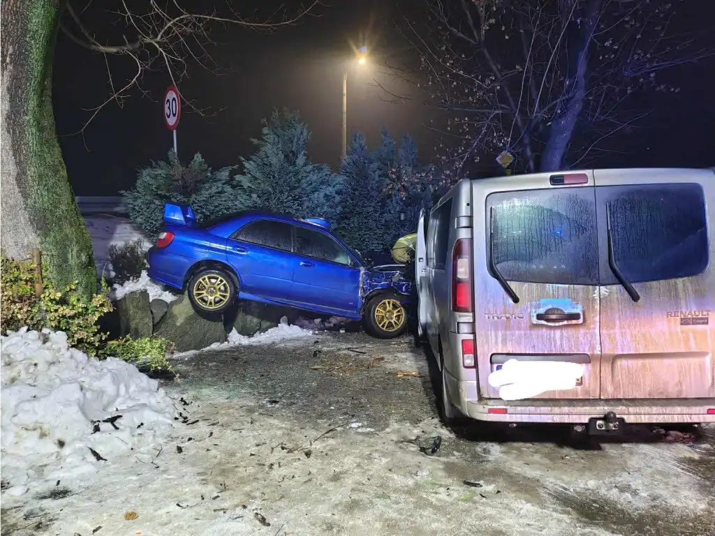 Szaflary: Stracił panowanie nad autem i uderzył w zaparkowane samochody