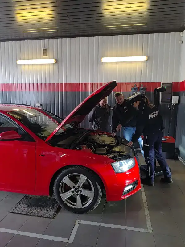 Policjanci przypominają o światłach. Sprawdź auto i jedź bezpiecznie