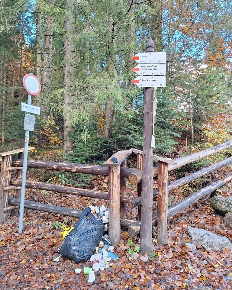 W TPN nie ma koszy, więc turyści zrobili własne. Władze parku apelują - nie rzucajmy śmieci "pod płot"