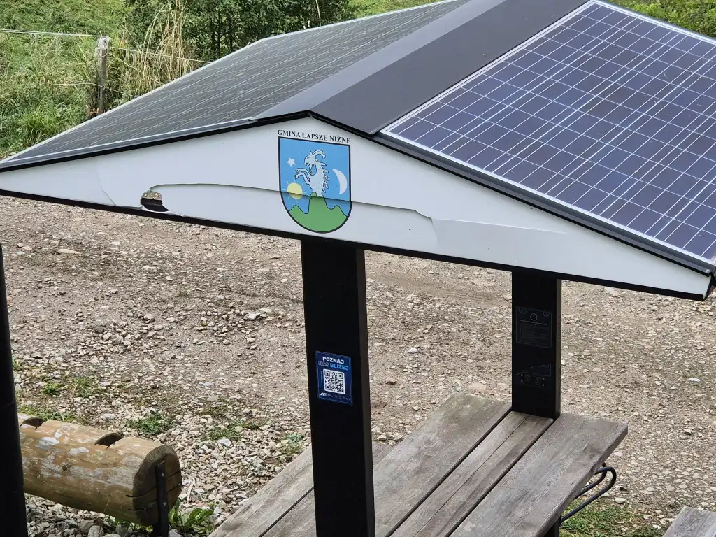 Wójt Łapsz Niżnych pokazuje zniszczenia jakie miały miejsce na terenie gminy