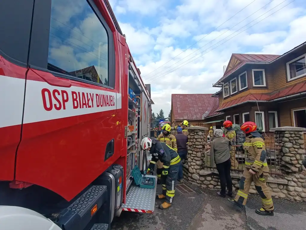 Pożar w Białym Dunajcu. Szybka akcja strażaków uratowała drewniany dom