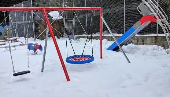 Plac zabaw po remoncie. Gliczarów Dolny z nową przestrzenią dla dzieci