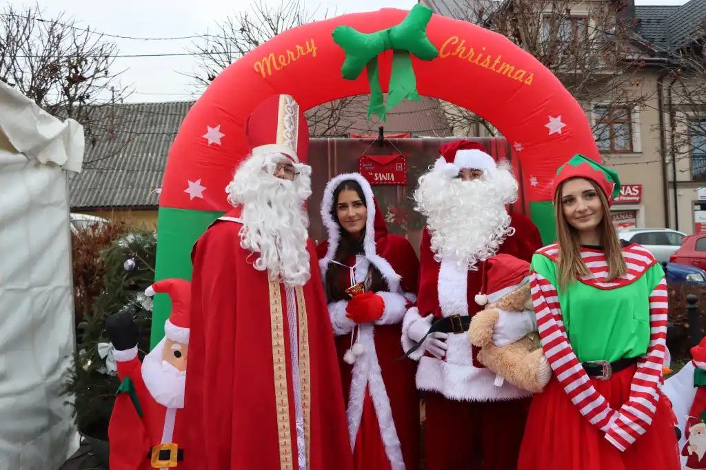 Muzyka, rękodzieło i Mikołaj. Świąteczny jarmark w Czarnym Dunajcu