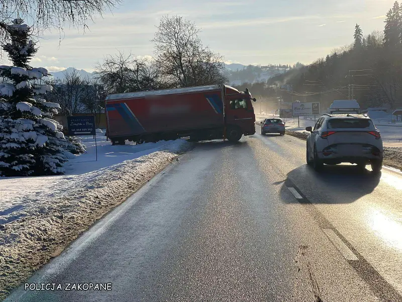 Zablokowany pas na zakopiance w Białym Dunajcu  Ciężarówka w rowie. Utrudnienia na DK47