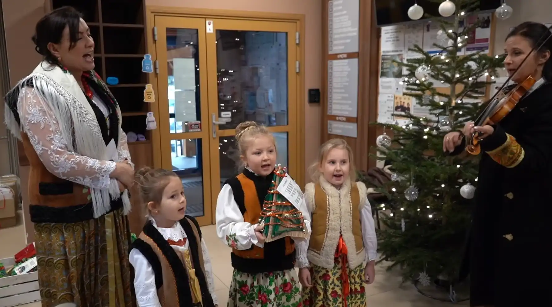 Kolędy, stroiki i uśmiechy. Przedszkolaki z Białki w urzędzie Gminy Bukowina Tatrzańska