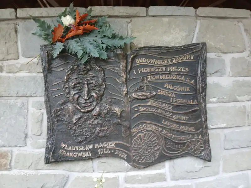 Człowiek, który ujarzmił wodę i pokochał Spisz - tablica pamięci w Niedzicy