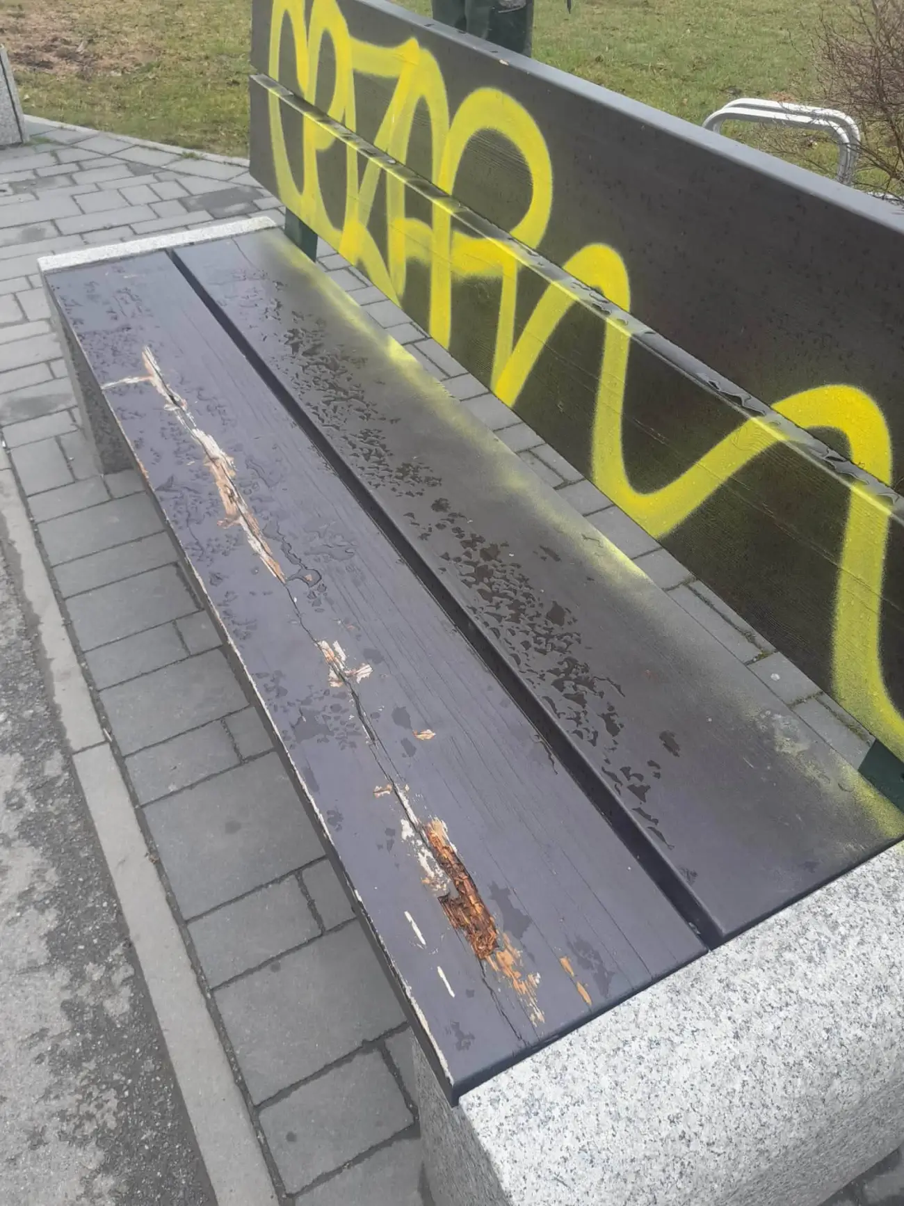 Tak wyglądają miejskie ławki w Zakopanem. Graffiti, zniszczenia i spróchniałe drewno