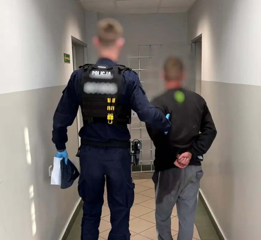 27-latek zaczął uciekać na widok radiowozu, policjanci ruszyli w pościg. Okazało się, że był poszukiwany