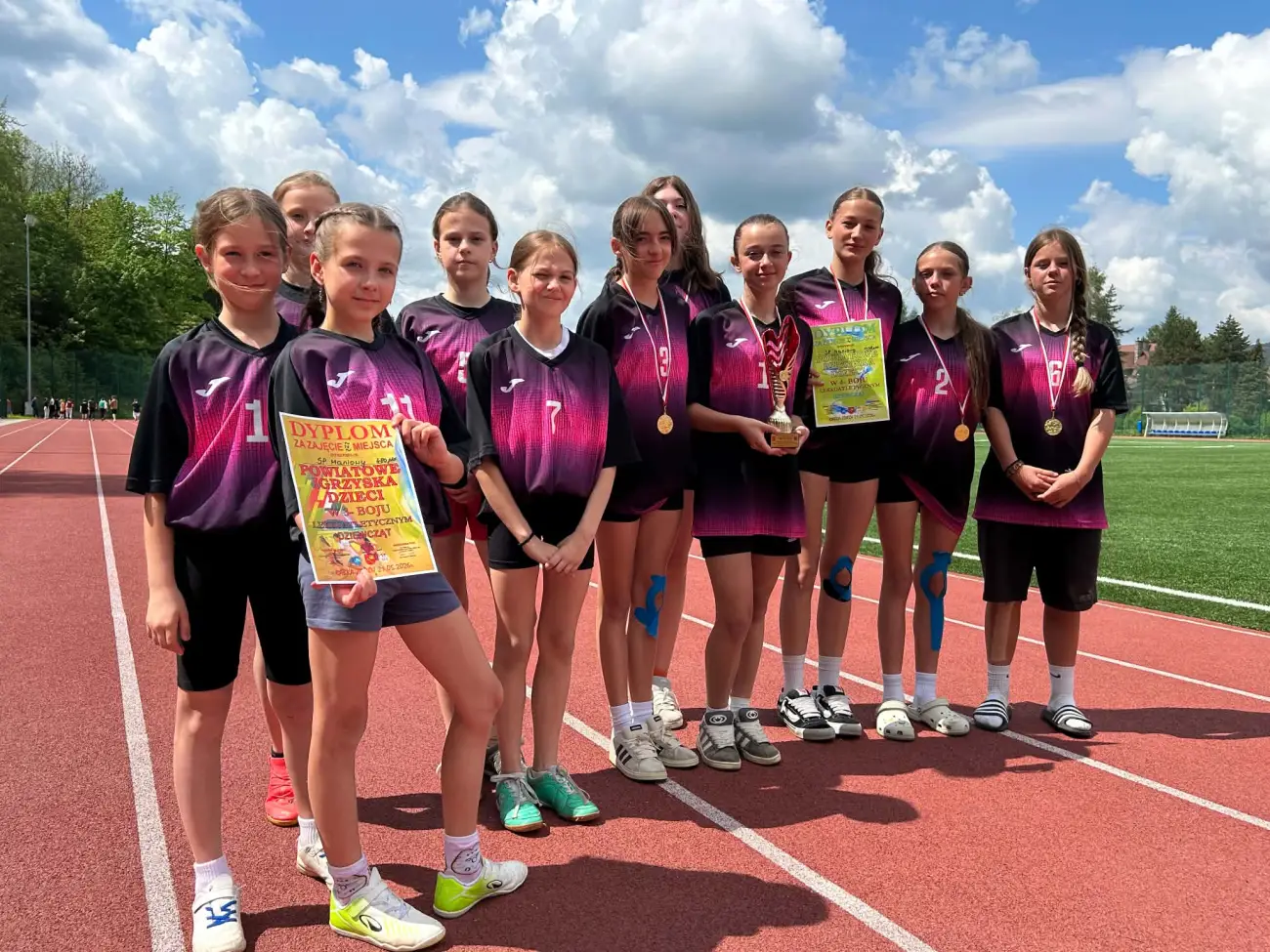 Dziewczęta z Maniów triumfowały w czwórboju lekkoatletycznym