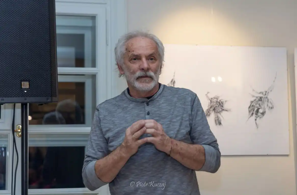 Piotr Kolecki w Galerii „Pod Aniołem”: sztuka pełna eksperymentu i wspomnień