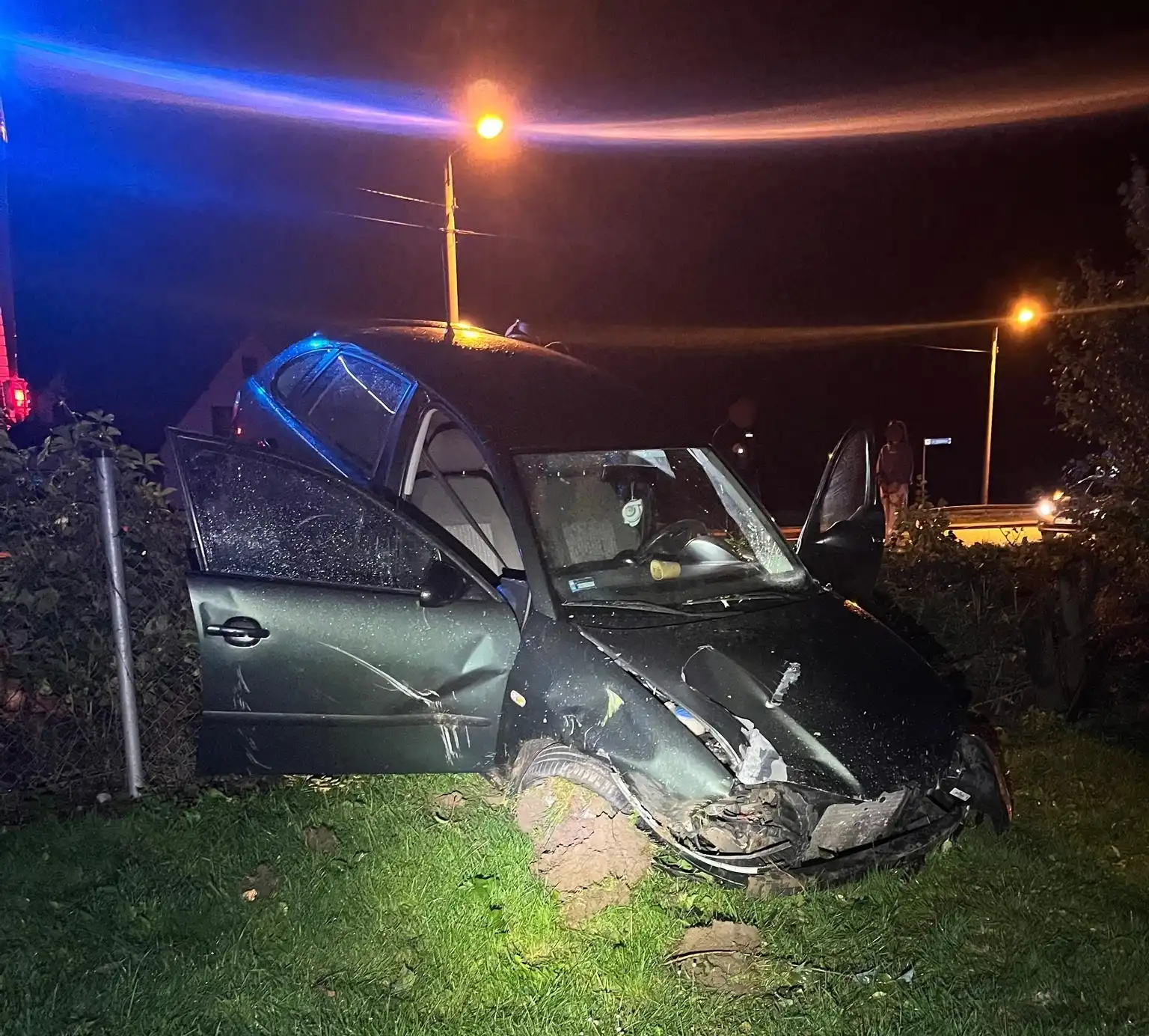 Jabłonka: Wypadł z drogi i uderzył w wiatę przystanku, strażacy i policja na miejscu