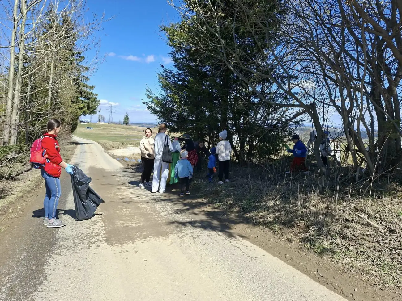 Mieszkańcy Nowego Bystrego ruszyli do sprzątania. Wspólna akcja połączyła pokolenia