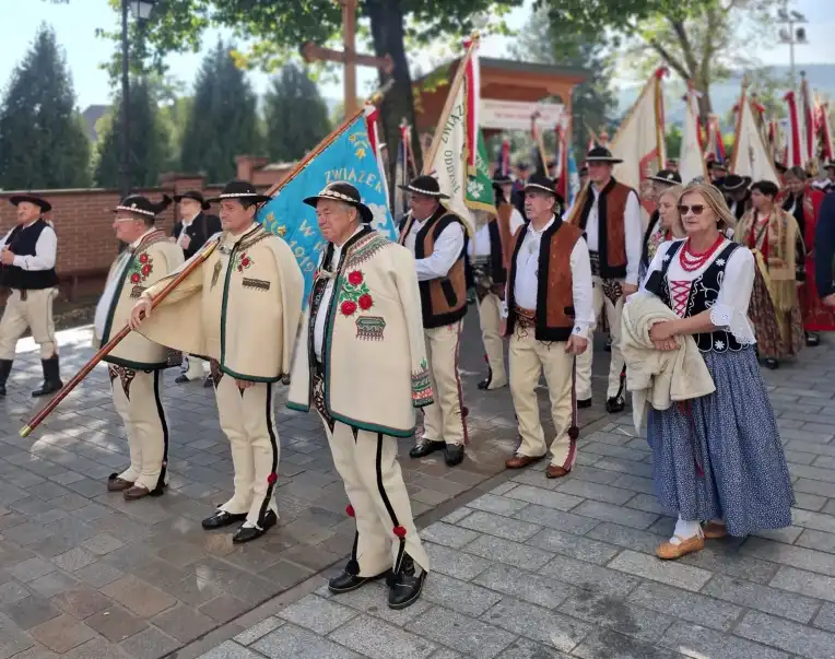 Góralska duma w Myślenicach. Nowy sztandar Związku Podhalan poświęcony