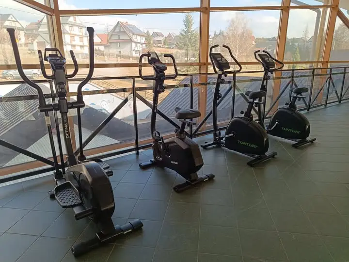 Nowy sprzęt w hali sportowej w Maniowach. Rowerki i orbitrek dzięki inicjatywie rodziców