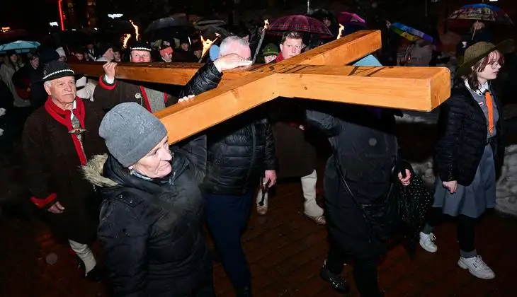 Modlitwa i refleksja na Krupówkach. Droga Krzyżowa w Zakopanem