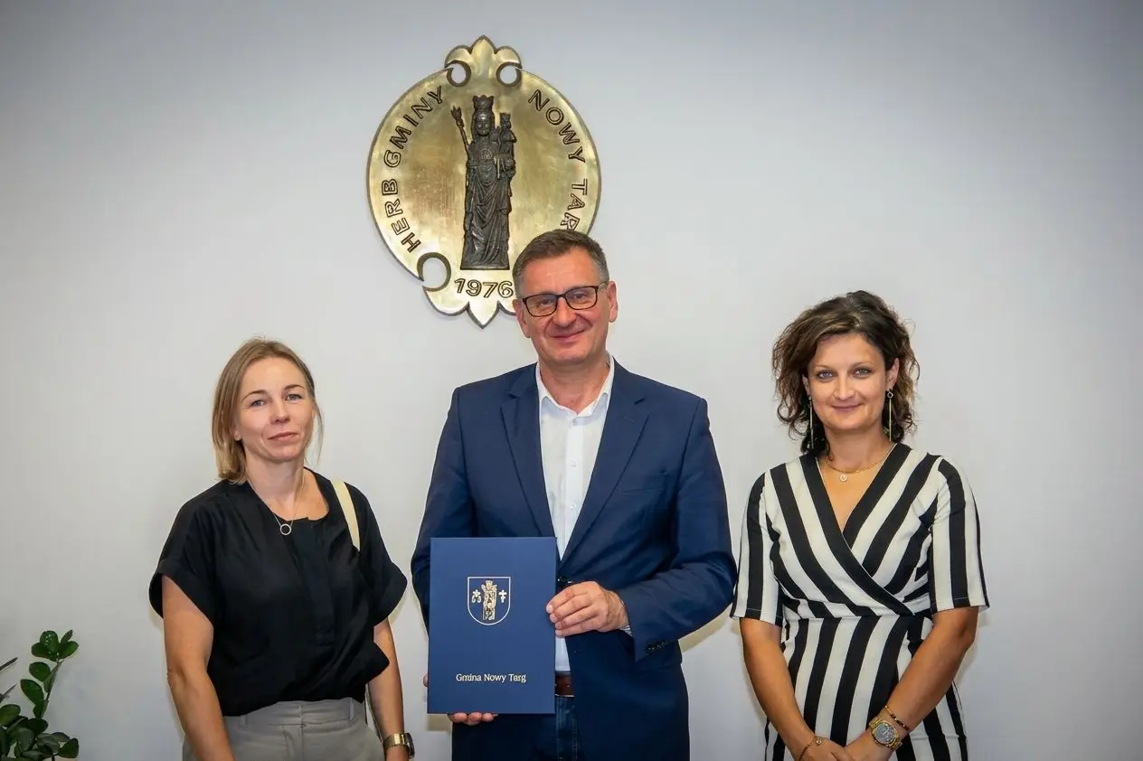 Nowe boisko w Dursztynie. Podpisano umowę na inwestycję za ponad 412 tys. zł