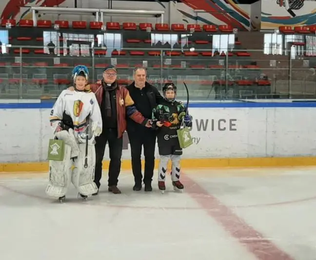 Młodzi hokeiści z Nowego Targu walczą dalej. Dwa zwycięstwa i awans.