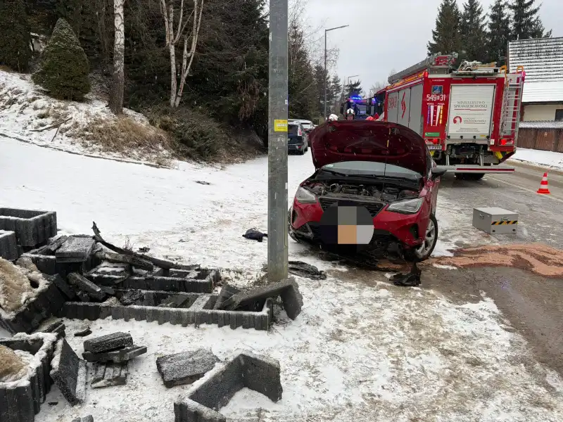 Kościelisko: samochód wypadł z drogi i uderzył w latarnię