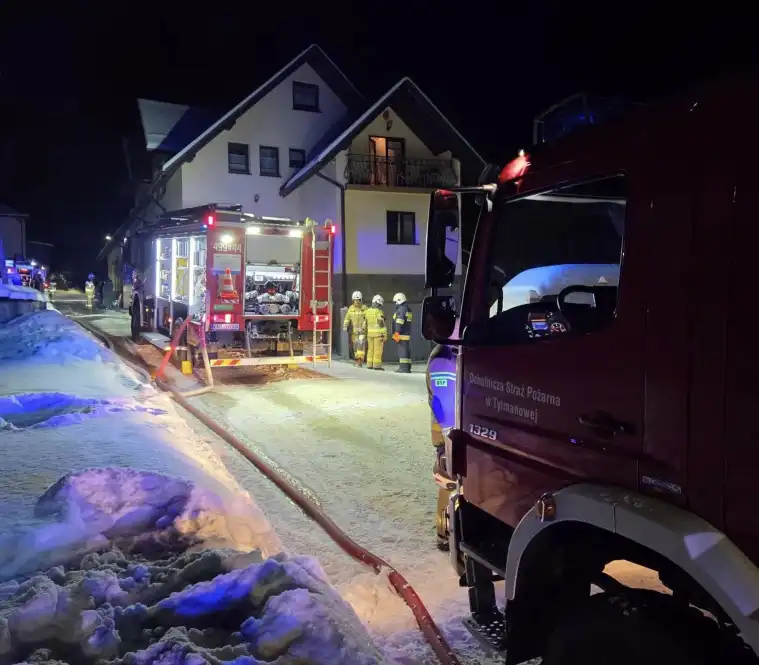 Pożar trocin w budynku mieszkalnym w Ochotnicy Dolnej. Szybka akcja kilku jednostek OSP
