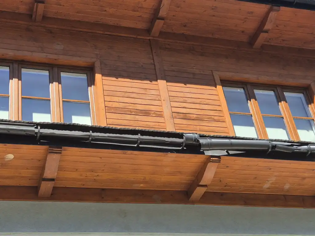 Wójt Łapsz Niżnych pokazuje zniszczenia jakie miały miejsce na terenie gminy