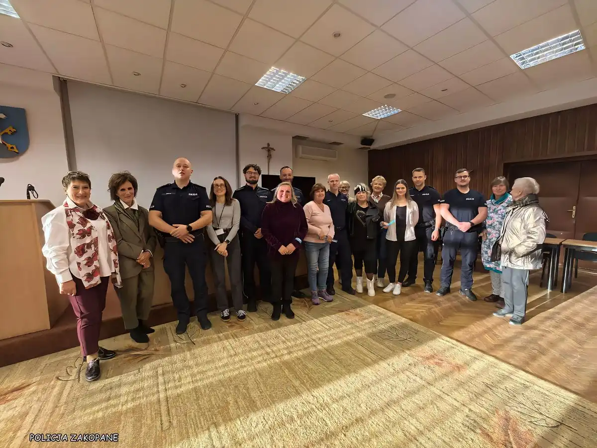 Zakopiańscy policjanci uczą seniorów czujności. O bezpieczeństwie w magistracie