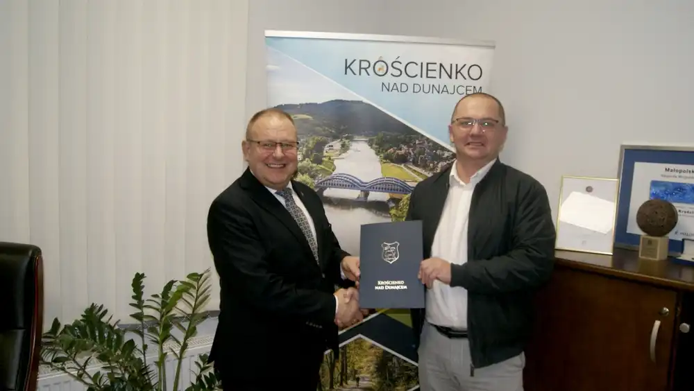 Nowy wóz dla strażaków z Krośnicy coraz bliżej, właśnie otrzymali 23 tysiące złotych z gminy