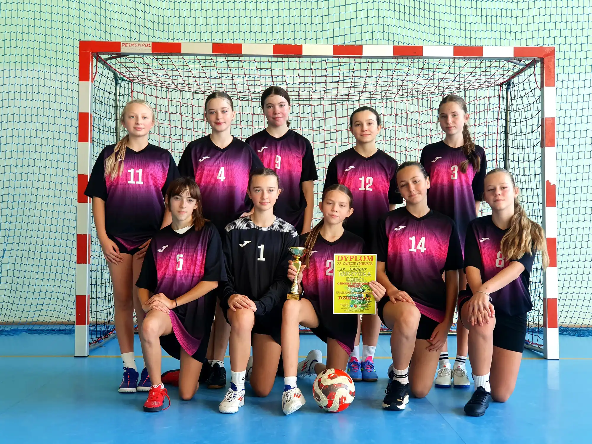 Halowa piłka nożna: Maniowy z pierwszym miejscem i wielkim sukcesem