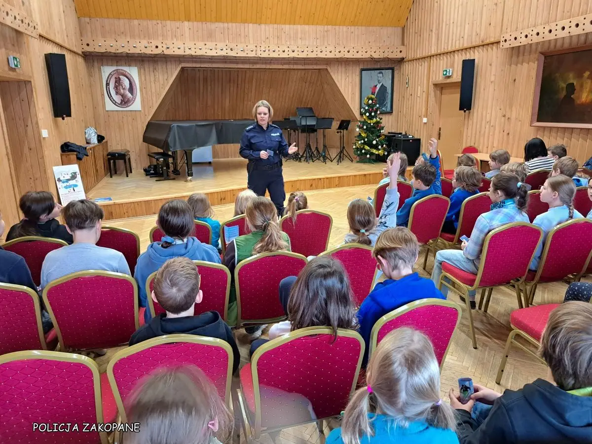 Policjanci na stokach i w szkołach. Zakopane stawia na bezpieczną zimę