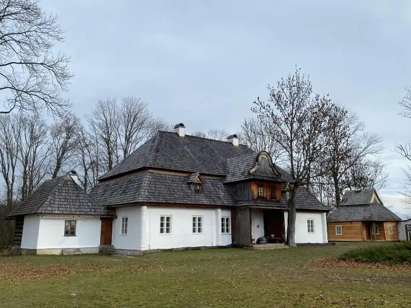 Konserwacja i nowe instalacje. Zakończono ważny etap modernizacji Dworu w Łopusznej
