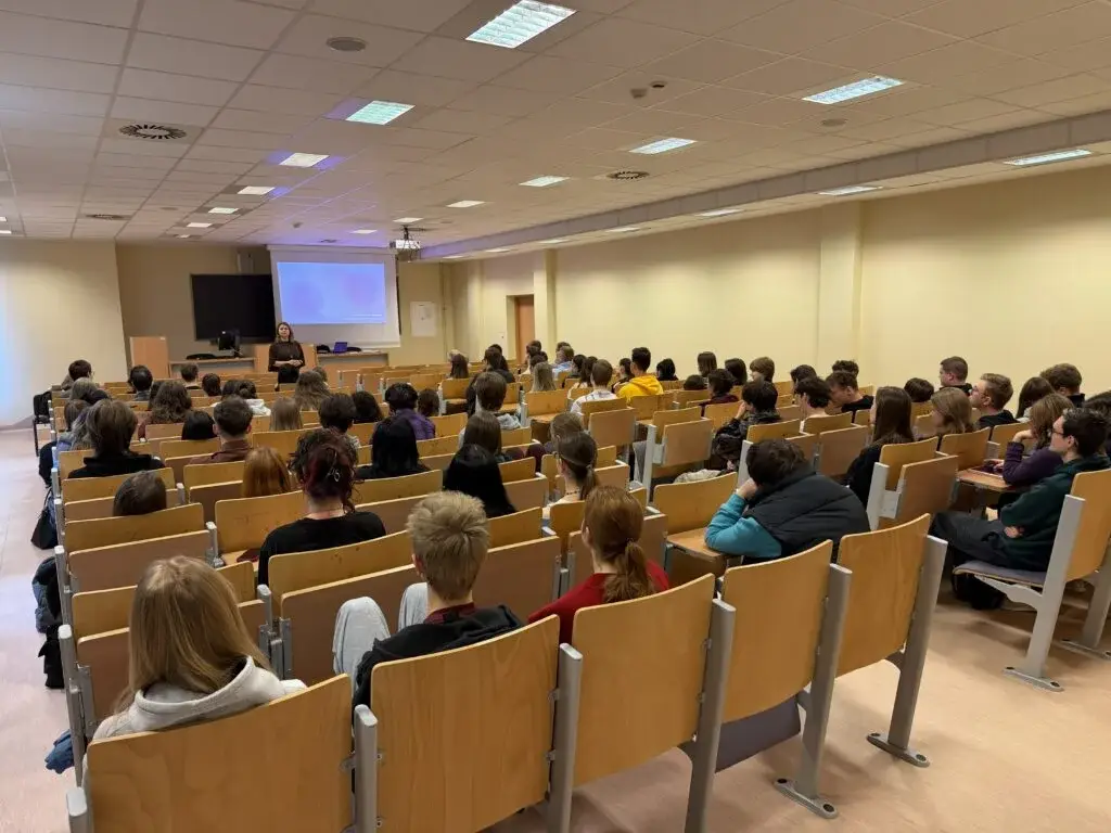 Umiędzynarodowienie kierunku w praktyce. Studenci nowotarskiej ANS spotkali się z ekspertką z Rumunii