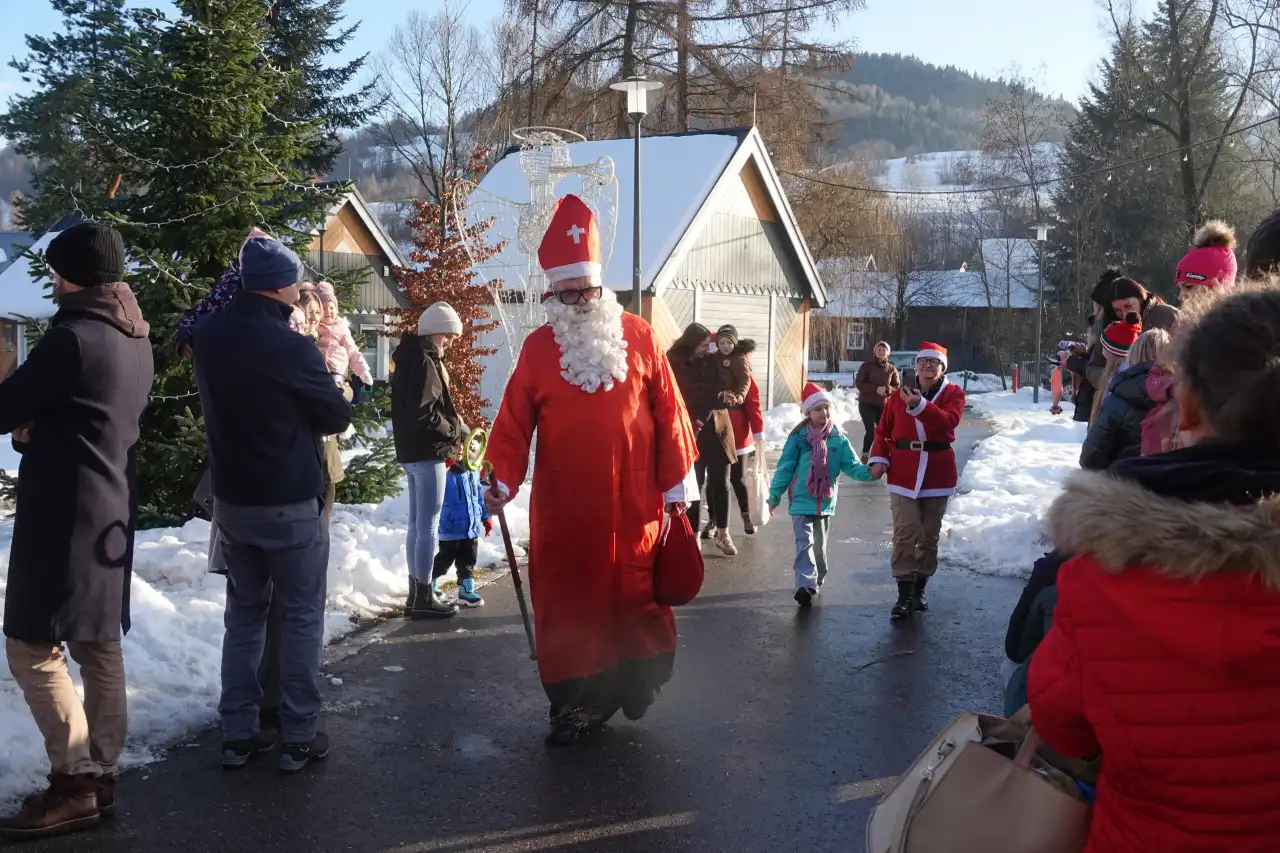 Mikołajkowe otwarcie lodowiska w Ochotnicy Dolnej przyciągnęło tłumy