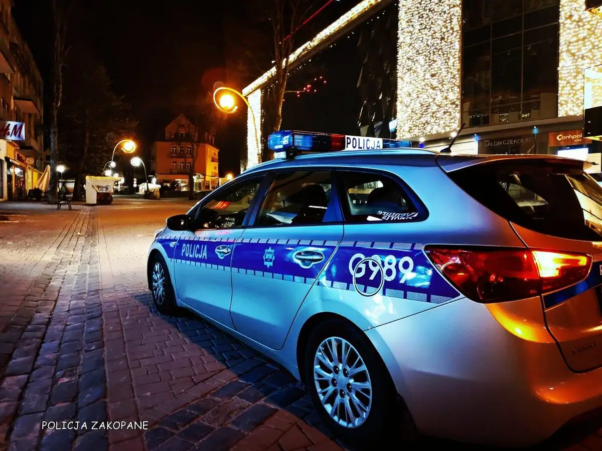 Taksówką na deptak pełen turystów. Kierowca ukarany mandatem i punktami