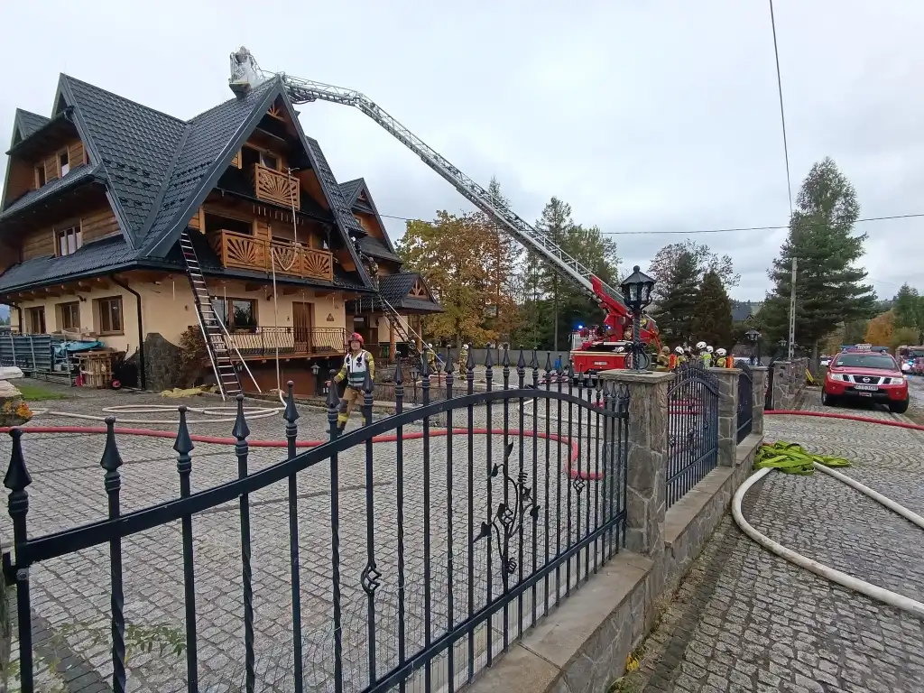 Pożar poddasza w Dzianiszu. Nikt nie ucierpiał, trwa akcja gaśnicza