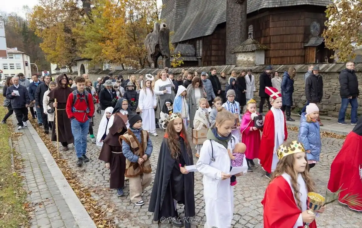 Relikwie, modlitwa i śpiew w Rabce. Marsz świętych przyciągnął tłumy