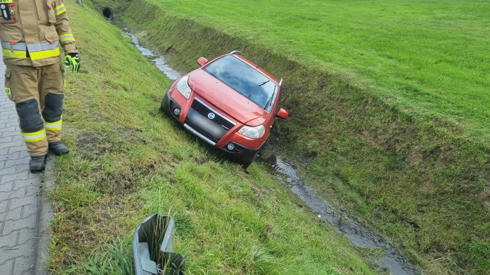 Jabłonka: samochód osobowy wypadł z drogi wylądował w rowie