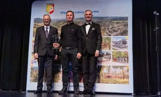 Dwa nazwiska jedno wyróżnienie. Symboliczny moment na scenie Rabcia