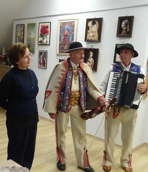 Skrzypce-zegar i sztuka z serca. XIX wystawa pełna pasji i emocji w Krościenku Nad Dunajcem