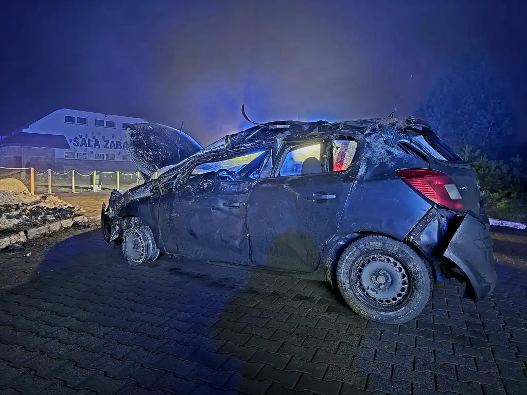 Dachowanie w Jabłonce. Jedna osoba poszkodowana